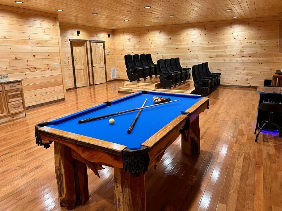 * * 4 Master Bedrooms, Views, Theater, Arcade, Evc Гетлинбург Екстериор снимка