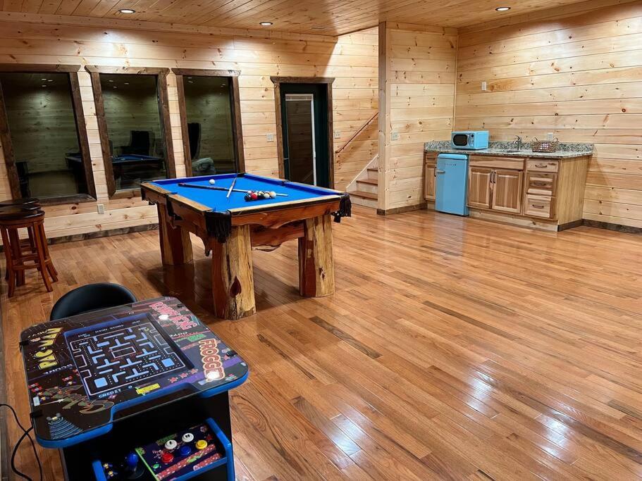 * * 4 Master Bedrooms, Views, Theater, Arcade, Evc Гетлинбург Екстериор снимка
