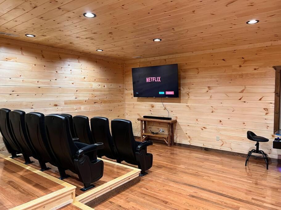 * * 4 Master Bedrooms, Views, Theater, Arcade, Evc Гетлинбург Екстериор снимка