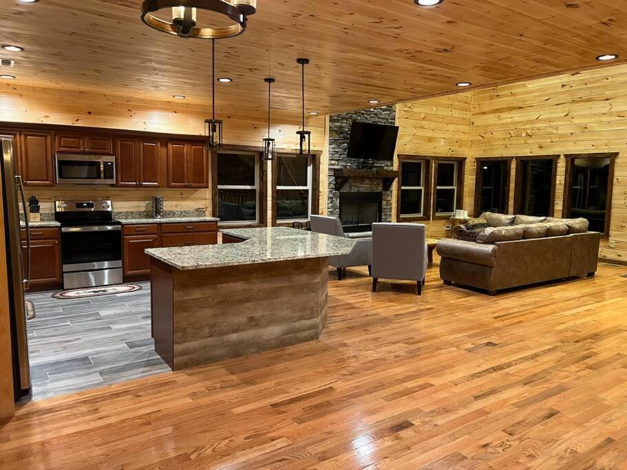 * * 4 Master Bedrooms, Views, Theater, Arcade, Evc Гетлинбург Екстериор снимка